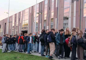 Klasy 7 w oczekiwaniu na wejście do Centrum Nauki Kopernik w Warszawie.