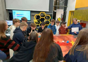 Uczniowie podczas warsztatów z robotyki.