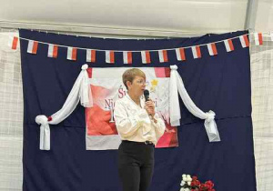 Dyrektor szkoły podczas przemówienia.