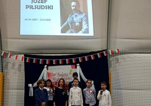 Uczniowie klasy 5b podczas występu.