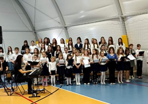 Chór szkolny podczas uroczystości.