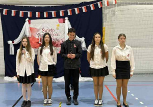 Uczniowie klasy 8b podczas występu.