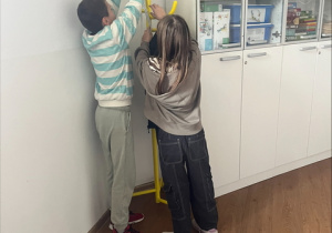 Klasa 4a w praktycznym działaniu na matematyce podczas mierzenia wysokości wieszaka.