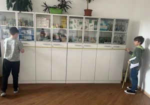 Pomiar długości szafek.