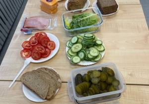 Składniki do zdrowych kanapek ustawione na wspólnym stole.