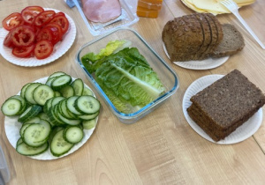 Warzywa i pieczywo do zdrowego śniadania