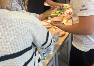 Uczniowie 4a podczas wspólnego śniadania.