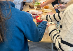 Uczniowie 4a przygotowują wspólne śniadanie.