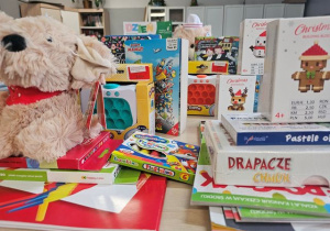 Książki i zabawki zebrane podczas akcji.