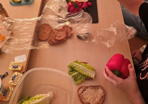 Uczniowie przygotowują zdrowe śniadanie z przyniesionych przez siebie produktów.