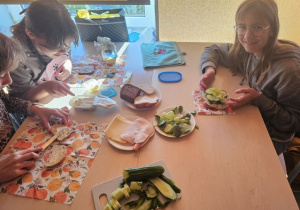 Dziewczęta przygotowują wspólne śniadanie.