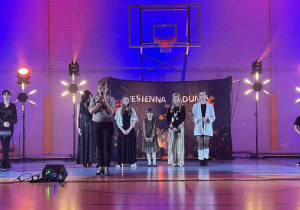 Pani Dyrektor wraz z artystami podczas występu.