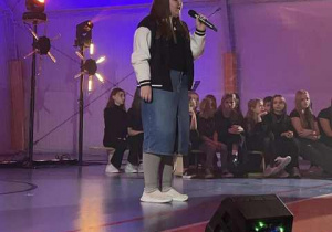 Uczennica wykonująca swój utwór.