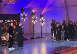 Solistki wraz z chórem podczas wykonywania wspólnej piosenki.