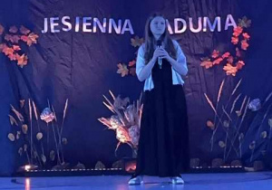 Jedna z wykonawczyń podczas koncertu.