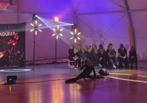 Mała dziewczynka podczas swojego występu z towarzyszącym jej chórkiem.