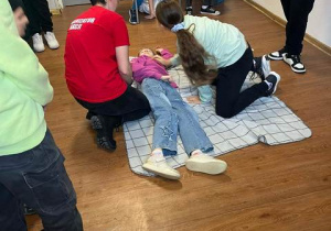 Uczniowie klasy 4a uczą się udzielać pierwszej pomocy.