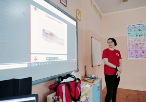Prezentacja na temat udzielania pierwszej pomocy w różnych przypadkach.