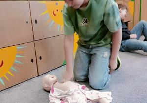 Udzielanie pierwszej pomocy w przypadku niemowląt.