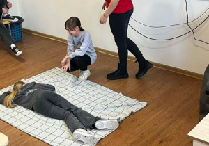 Ćwiczenia w udzielaniu pierwszej pomocy.