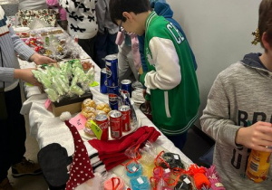 Uczniowie na stoiskach kiermaszowych.