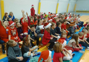 Spotkanie uczniów na hali z autorką książek dla dzieci.