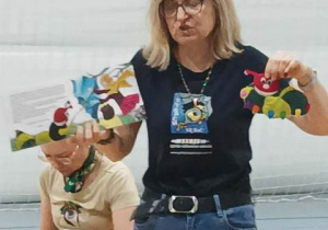 Autorka książek opowiada uczniom jak powstają pomysły do ilustracji.