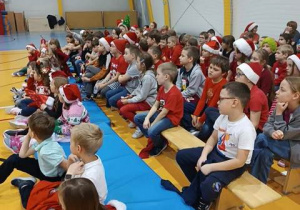 Uczniowie w hali podczas spotkania autorskiego.