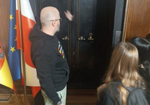 Zwiedzanie siedziby Sejmiku - pokazanie jednego z zabytkowych sejfów.