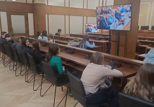 Uczniowie klas 8 w ławach Sejmiku Województwa Łódzkiego.