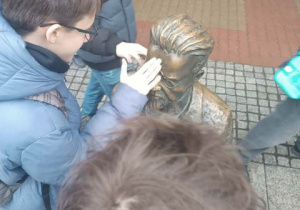 Uczniowie przed pomnikiem Władysława Reymonta