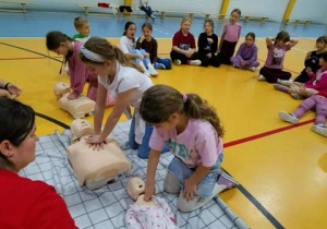 Uczniowie ćwiczą na fantomach.