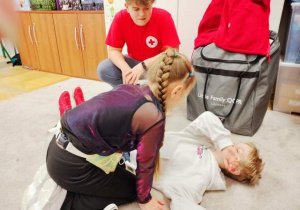 Układanie w pozycji bocznej bezpiecznej.