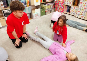 Ćwiczenie układania w pozycji bocznej bezpiecznej.