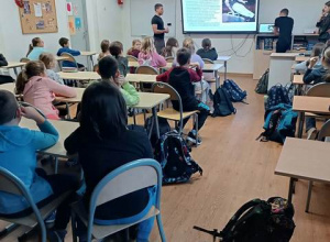 Uczniowie klasy 4a podczas zajęć ze studentami.