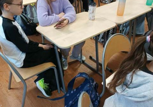 Czwartoklasiści podczas zajęć ze studentami.