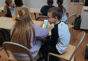 Uczniowie rozwiązują test online