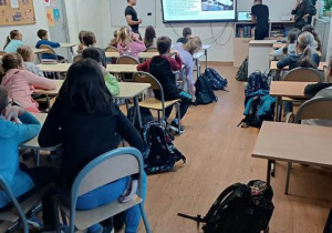 Klasa 4 podczas zajęć ze studentami.