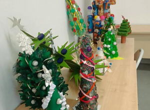 Wystawa ekologicznych choinek wykonanych przez uczniów klas 4-8.
