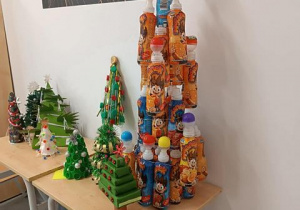 Wystawa ekologicznych choinek.