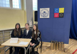 Dziewczęta siedzą w sali podczas finału konkursu.