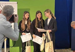 Wręczenie nagród i upominków uczestnikom konkursu.