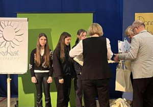 Wręczanie nagród na zakończenie konkursu.