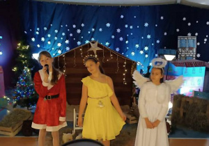 Uczennice podczas występu w szkolnych Jasełkach.