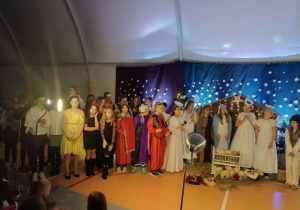 Aktorzy na scenie po zakończeniu przedstawienia.