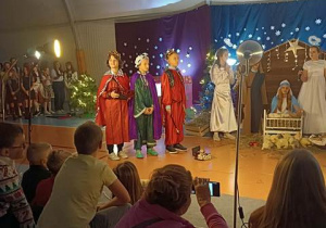 Uczniowie w przebraniach, grający w jasełkach.