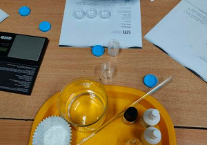 Produkty przygotowane do zajęć z chemii.