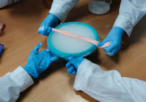 Wytwarzanie bańki mydlanej podczas warsztatów chemicznych