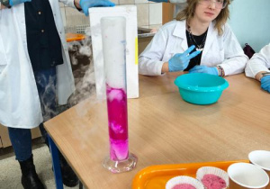 Eksperymenty chemiczne.