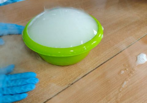 Wynik doświadczenia z udziałem suchego lodu.